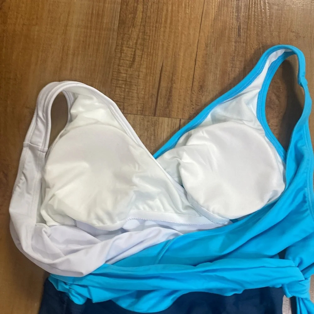 Cupshe Blue & white Color Block v neck one piece Swimsuit size Large - Picture 6 of 9